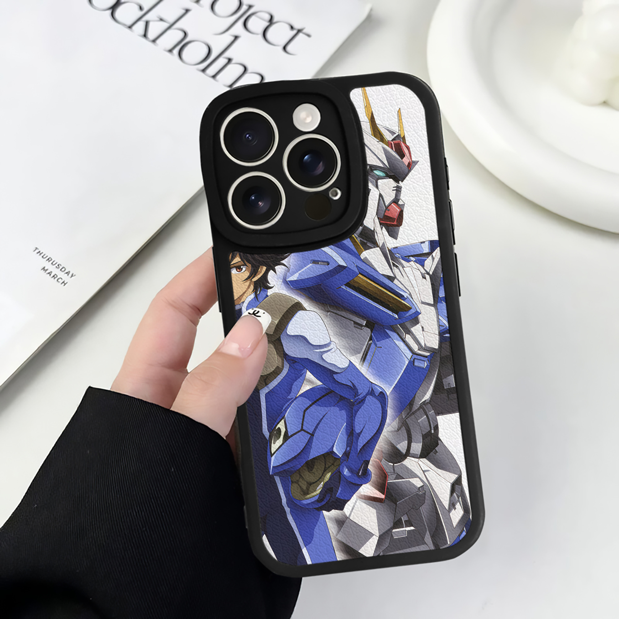 （画像用） 機動戦士ガンダム Mobile Suit Gundam 【iPhone 16シリーズ対応】シリコンスマホケース（レザー調） 材質：シリコン